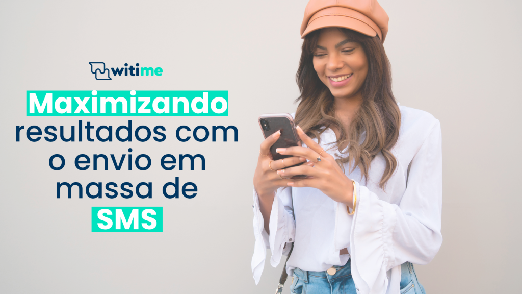 Imagem de mulher no celular com o texto "Maximizando resultados com o envio em massa de SMS