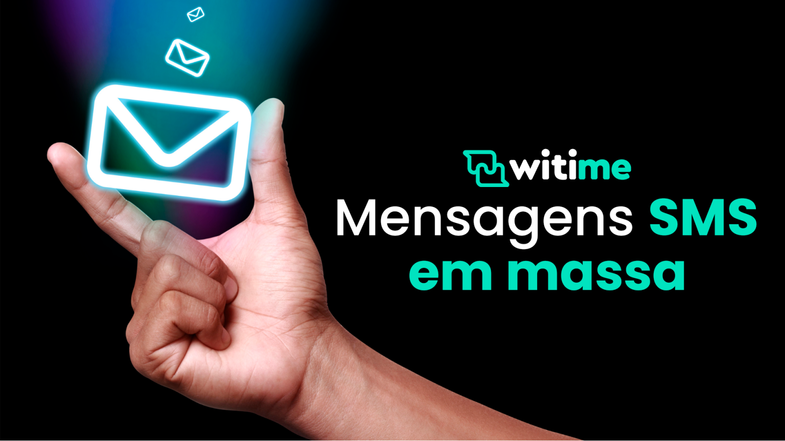 Imagem de pessoa segurando uma caixa de mensagens com o texto Mensagens SMS em Massa